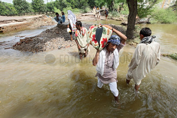 Bahrdi  Pakistan  Menschen durchqueren ueberflutete Strassen