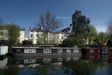 London  Grossbritannien  Narrowboats liegen am Ufer von Brownings Pool