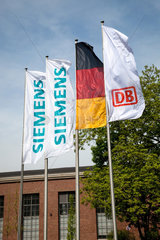Krefeld  Deutschland  Siemens Mobility  Siemens und DB Fahnen