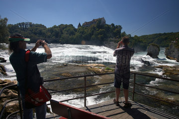 Neuhausen  Schweiz  Touristen auf einer Aussichtsplattform mit Blick auf den Rheinfall