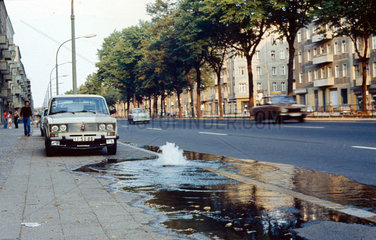 Berlin  DDR  Wasser sprudelt aus einem Rohr auf der Bornholmer Strasse heraus