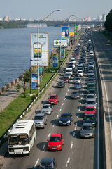 Kiew  Ukraine  Verkehrsstau in der Innenstadt am Fluss Dnepr