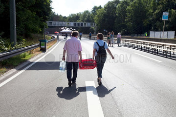 Bochum  Deutschland  Besucher auf dem Weg zum Still-Leben Ruhrschnellweg
