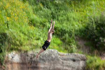 Lavertezzo  Schweiz  ein Junge springt von der Ponte dei Salti in die Verzasca