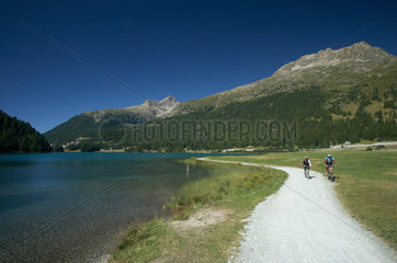 Champfer  Schweiz  Radfahrer mit Mountainbikes am Champferer See