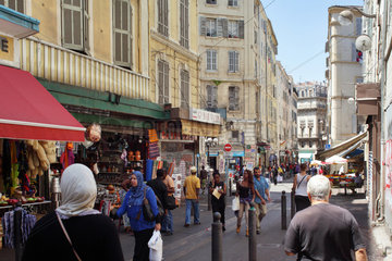 Marseille  Frankreich  Passanten und Geschaefte im Stadtteil Noailles