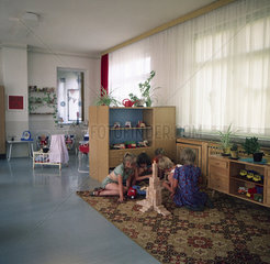 Berlin  DDR  Kinder spielen im Kindergarten miteinander