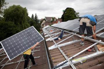 Riedlingen  Deutschland  die Montage einer Photovoltaikanlage auf dem Dach eines Wohnhauses