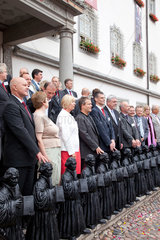Wittenberg  Deutschland  Oberbuergermeister der umliegenden Staedte mit Hoerls Luther-Figuren vor dem Rathaus