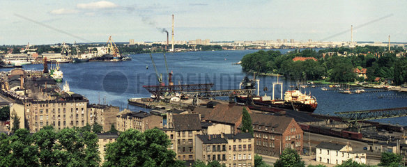 Rostock  DDR  Blick auf den Ueberseehafen Rostock an der Unterwarnow