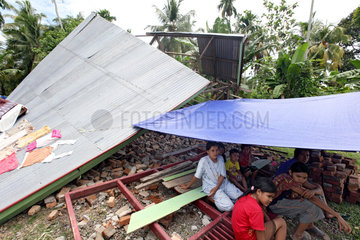 Pariaman  Indonesien  Erdbebenopfer leben unter einer Zeltplane