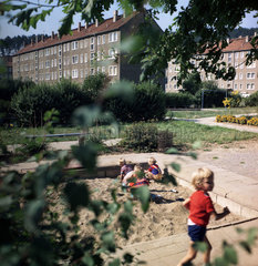 Erfurt  DDR  Kinder spielen in einem Sandkasten