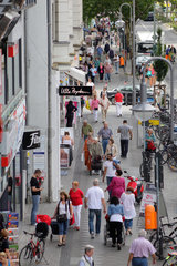 Berlin  Deutschland  Passanten in der Einkaufsstrasse Schlossstrasse