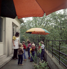 Weimar  DDR  Kinder spielen mit ihrer Erzieherin auf dem Balkon des Kindergarten