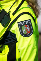 Muenster  Deutschland  Polizistin auf Fahrradstreife