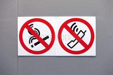 Essen  Deutschland  Hinweisschild Rauchverbot und Handyverbot