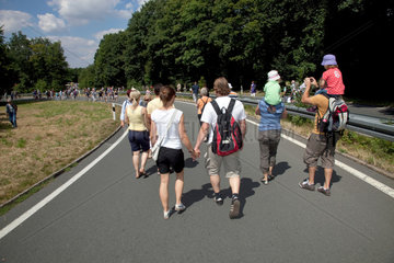 Bochum  Deutschland  Besucher auf dem Weg zum Still-Leben Ruhrschnellweg