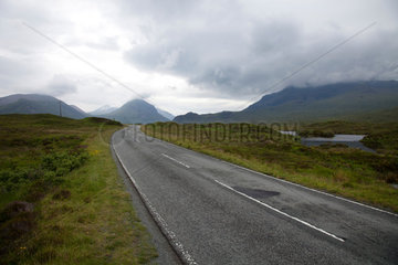 Bracalade  Grossbritannien  Landschaft mit Strasse auf der Isle of Skye