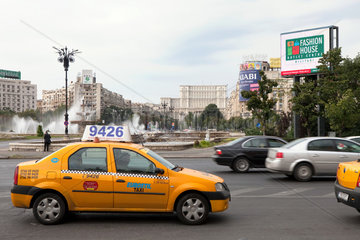 Bukarest  Rumaenien  Strassenverkehr auf dem Platz der Einheit  Dacia Logan als Taxi