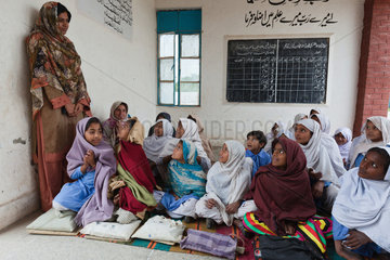 Chabakpur  Pakistan  Maedchenklasse der Dorfschule