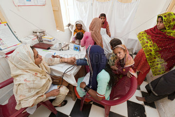Dalel Buriro  Pakistan  Patienten in der Johanniter Gesundheitsstation