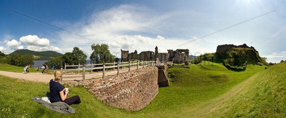 Drumnadrochit  Grossbritannien  Urqhart Castle am oestlichen Ufer des Loch Ness