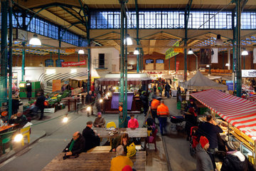 Berlin  Deutschland  Verkaufsstaende in der Markthalle in Berlin-Kreuzberg