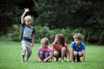 Marlow  Deutschland  Kinder spielen auf einer Wiese