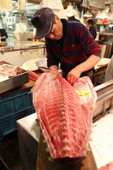 Tokio  Japan  Mann filetiert einen Tunfisch auf dem Tsukiji-Fischmarkt
