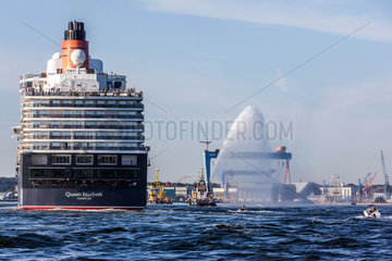 Kiel  Deutschland  das Kreuzfahrtschiff Queen Elizabeth beim Auslaufen