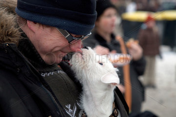 Essen  Deutschland  ein Mann mit einem kleinen Hund in der Jackentasche