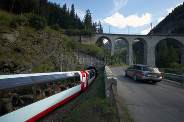 Preda  Schweiz  der Toua-Tunnel der Rhaetischen Bahn und die Albula-Passstrasse