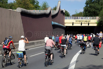 Bochum  Deutschland  Fahrradfahrer auf dem Still-Leben Ruhrschnellweg