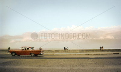 Havanna  Kuba  58er Ford Fairlane auf dem Malecon