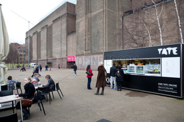 London  Grossbritannien  Museumsbesucher sitzen im Cafe vor der Tate Gallery of Modern Art