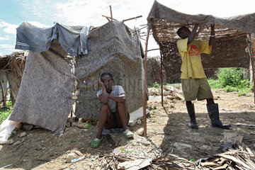 Leogane  Haiti  Erdbebenopfer bauen in einem Fluechtlingslager eine Notunterkunft