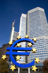 Frankfurt am Main  Deutschland  Eurozeichen vor der Europaeischen Zentralbank