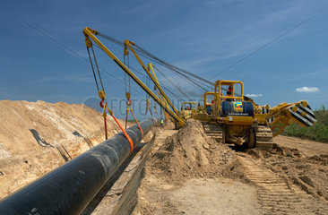 Schulzendorf  Deutschland  absenken der OPAL-Gasleitung mit Seitenbaumraupen