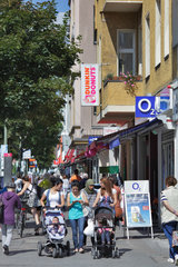 Berlin  Deutschland  Passanten auf der Einkaufsstrasse in der Muellerstrasse