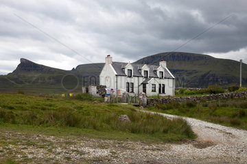 Staffin  Grossbritannien  Landschaft mit einsamem Haus auf der Insel Skye