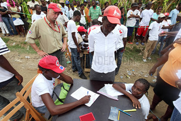 Leogane  Haiti  Hatian Red Cross Volunteers bei einer Hilfsgueter-Verteilung fuer Erdbebenopfer