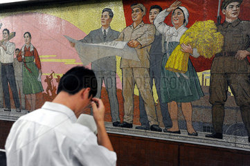 Pjoengjang  Nordkorea  Menschen warten auf dem Bahnsteig auf die U-Bahn