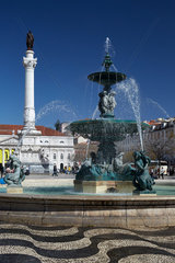 Lissabon  Portugal  Bronzespringbrunnen und Bronzestatue Pedros IV. auf dem Rossio