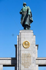 Berlin  Deutschland  die Statue des Rotarmisten am Sowjetische Ehrenmal im Tiergarten