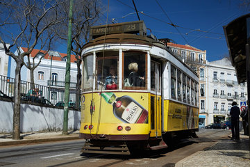 Lissabon  Portugal  Strassenbahn der Linie 28 am Platz Largo da Graca