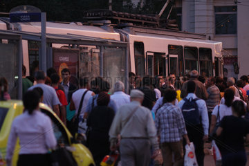 Bukarest  Rumaenien  Menschen steigen in eine Strassenbahn am Platz der Einheit