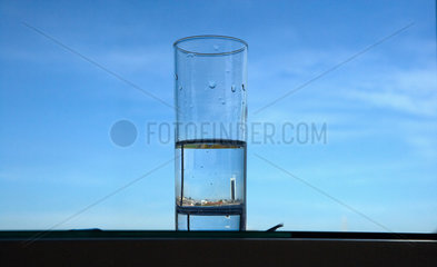 Berlin  Deutschland  ein halb volles Wasserglas auf einem Tisch