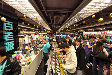Hong Kong  China  Menschen in einem Elektronikmarkt