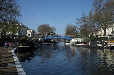 London  Grossbritannien  Narrowboats liegen am Ufer von Brownings Pool