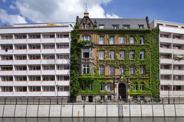 Berlin  Deutschland  mit Rankgewaechsen ueberzogene Fassade
